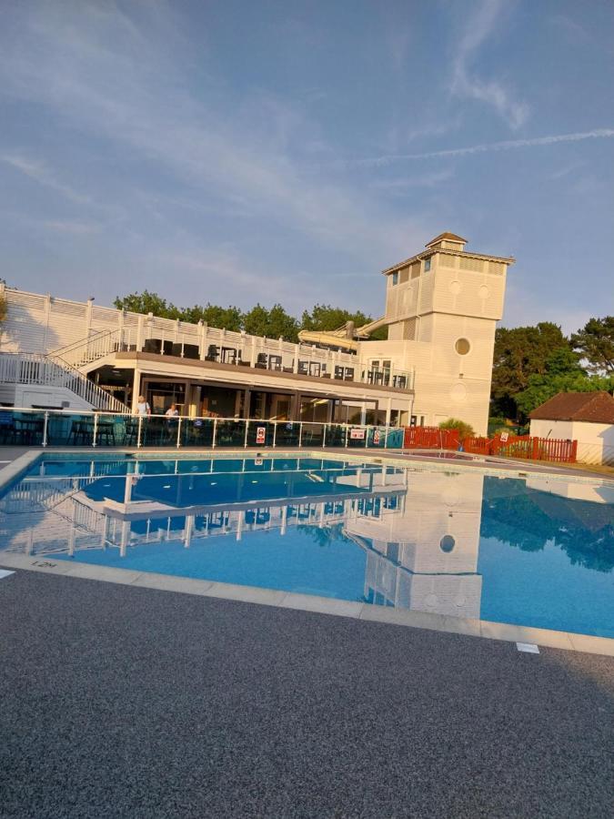 Family Breaks At Rockley Park With Prosecco And A Box Of Chocolates On Arrival Villa Poole Dış mekan fotoğraf