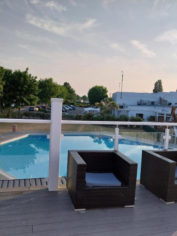 Family Breaks At Rockley Park With Prosecco And A Box Of Chocolates On Arrival Villa Poole Dış mekan fotoğraf